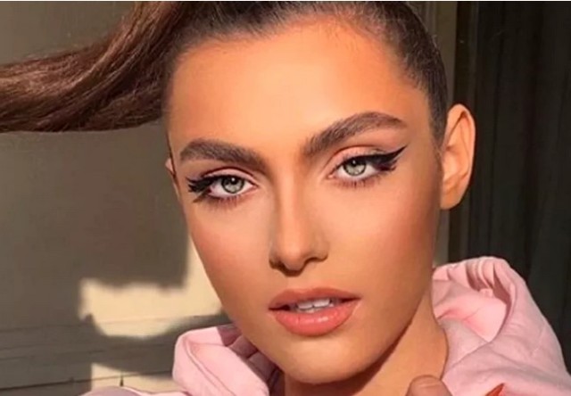 Alexia Eram, ipostaze HOT în mijlocul deșertului. Fiica Andreei Esca își face de cap pe nisipul fierbinte