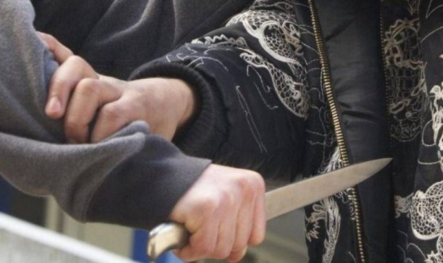 Condamnat după ce l-a înjunghiat pe iubitul fostei concubine