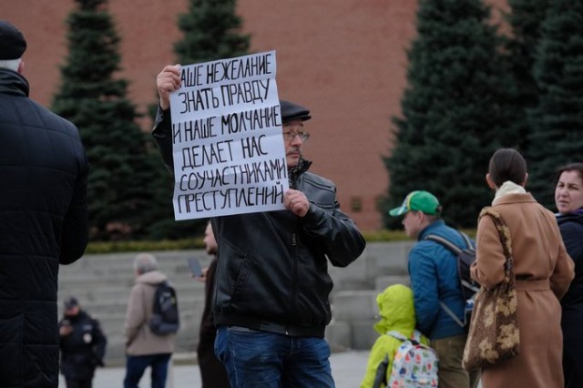 Activist rus anti-Putin, săltat din Piața Roșie pentru că a îndrăznit să militeze împotriva războiului