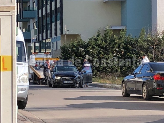 Un Audi s-a proptit în ușa unui garaj, în Mamaia! Trei persoane au ajuns la spital
