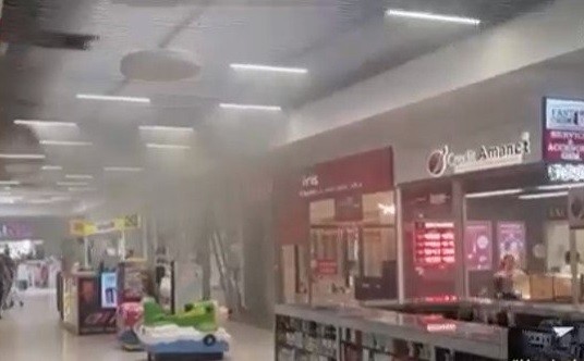 Incendiu într-un supermarket din Capitală. Un senator a fost evacuat