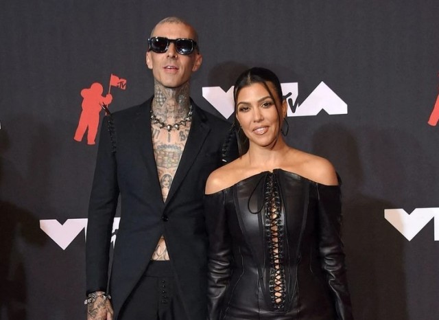 Kourtney Kardashian și Travis Barker s-au căsătorit în Las Vegas. Sosia lui Elvis Presley a oficiat nunta!