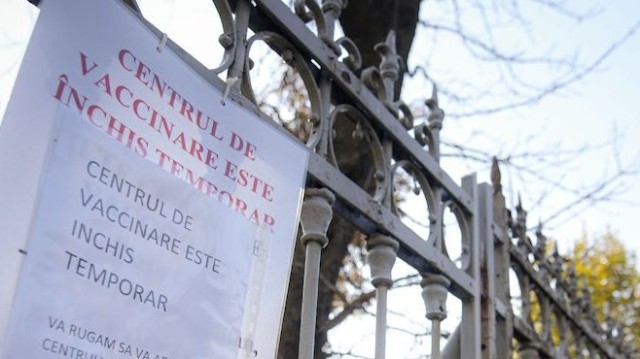 Peste 1000 de persoane s-au vaccinat „la chiuvetă“ la o clinică privată