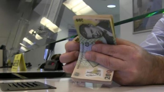 Analist: Capcane la amânarea cu 10 luni a ratelor la bănci