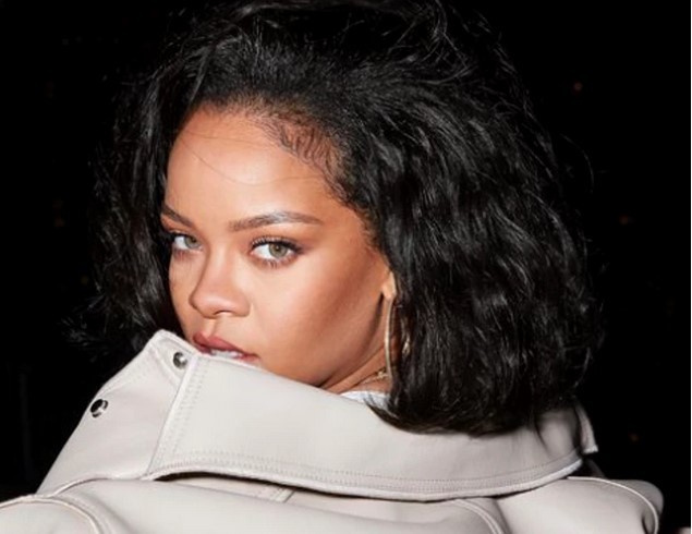 Rihanna, în cea mai golașă ținută de până acum. Trebuie să nască în câteva săptămâni