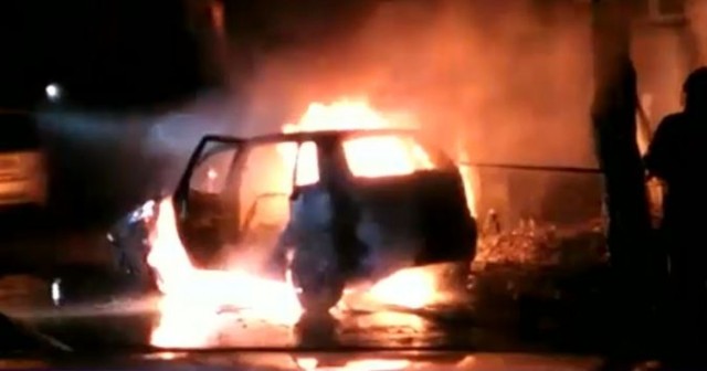 I-a dat foc la mașină pentru că a crezut că i-a furat câinele!
