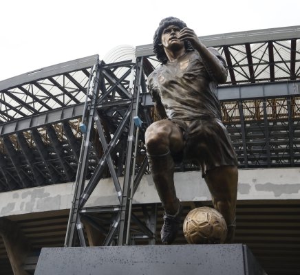 Fotbal: Mourinho i-a adus un omagiu lui Maradona la sanctuarul lui din Napoli