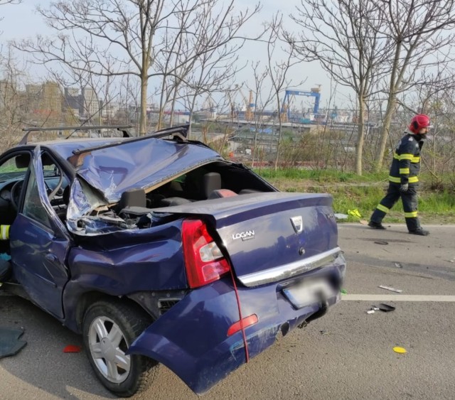 Mașină răsturnată pe Prelungirea Traian
