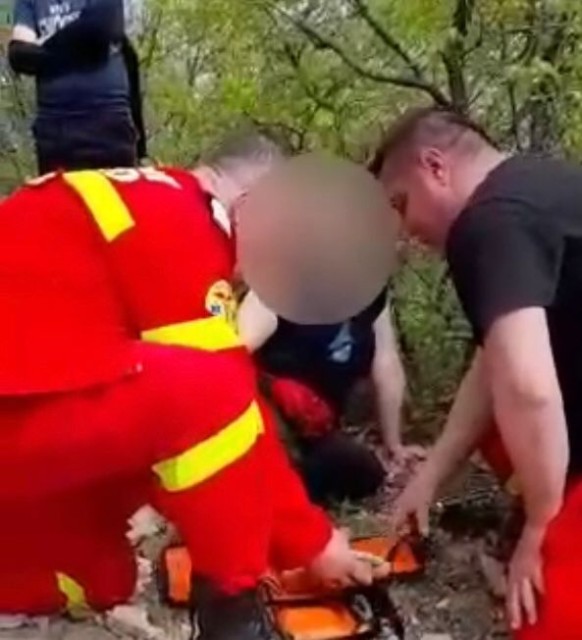 Femeie rănită pe munte, salvată de pompierii tulceni
