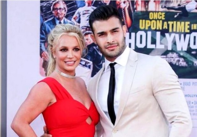 Britney Spears a-a dezbrăcat pe modelul Rihanna și se mândrește cu burtica de gravidă