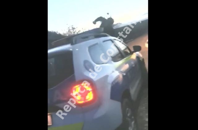Individul care a amenințat polițiștii cu toporul, condamnat! Video
