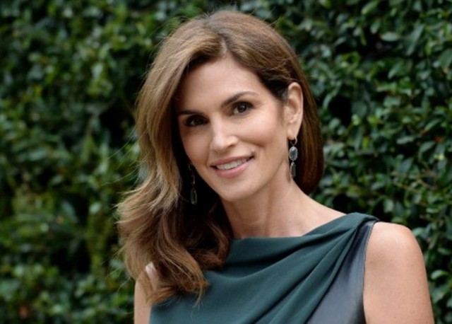 Cindy Crawford, în intimitate! Fotomodelul își etalează picioarele perfect sculptate la 56 de ani