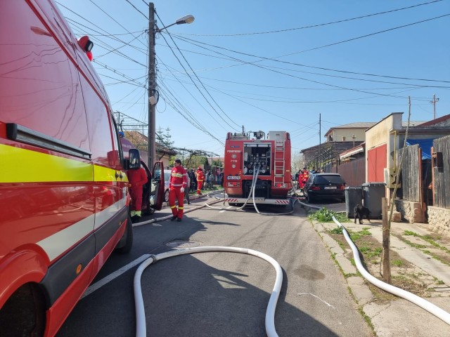 Alertă în Satu Nou, după ce o casă a fost cuprinsă de flăcări