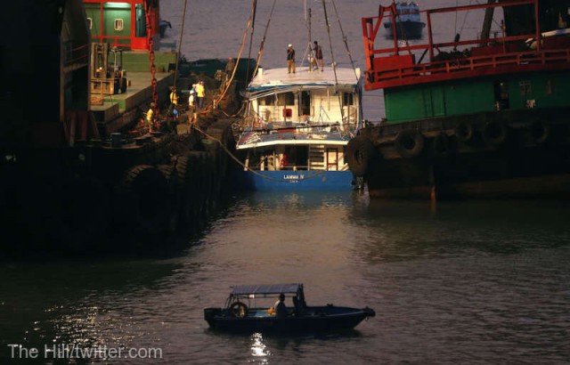 Explozie la bordul unui petrolier în apropiere de Hong Kong: Un mort şi şase răniţi