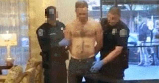 Un inconștient și-a dat pantalonii jos, în fața altor persoane... de sănătos ce e!
