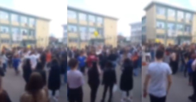 Elevii unei școli din Constanța au adus clubul de manele în curtea unității de învățământ. Video