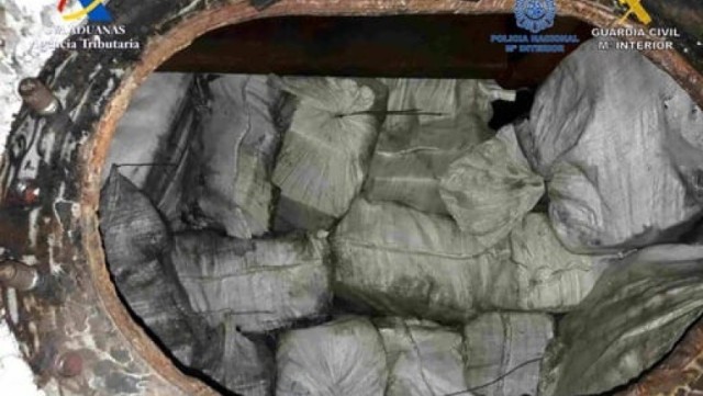 Poliția spaniolă a oprit o navă de pescuit și a găsit în rezervor trei tone de cocaină