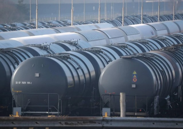 Traderii de petrol îşi vor reduce achiziţiile din Rusia începând cu data de 15 mai