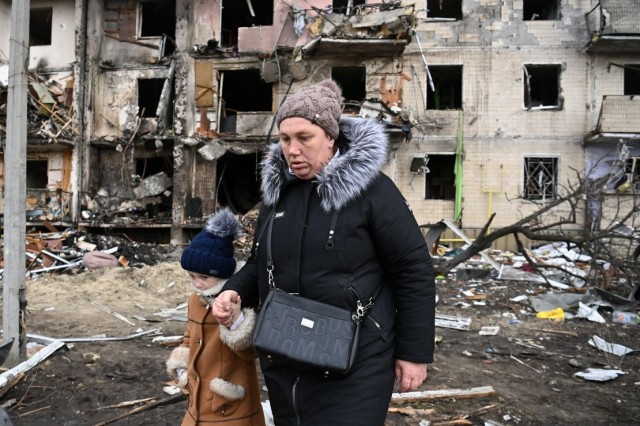 Şapte morţi, între care un bebeluş, şi 34 de răniţi în urma unor bombardamente ruseşti asupra Harkovului