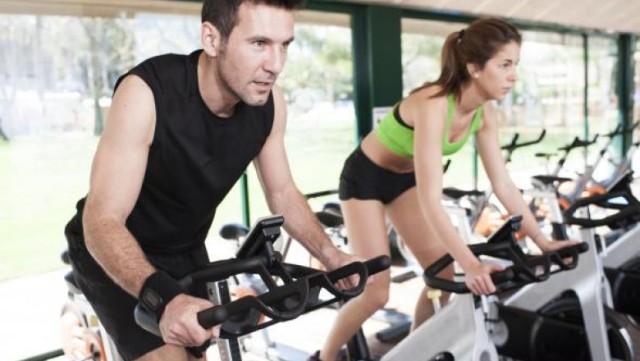 Cuiburile de microbi din sala de fitness. Ganterele, mult mai murdare decât toaletele publice