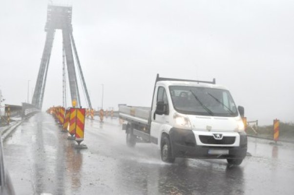 Infotrafic avertizează: ploi, ceață densă și risc de polei pe mai multe drumuri din țară și pe autostrăzi