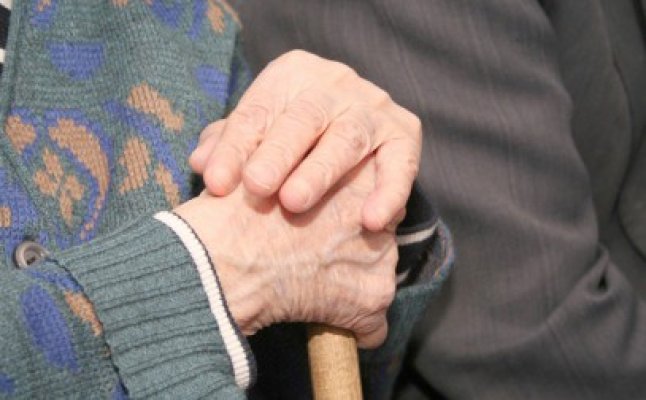 Un bătrân din Dolj a fost abandonat pe câmp și deposedat de 25.000 de lei
