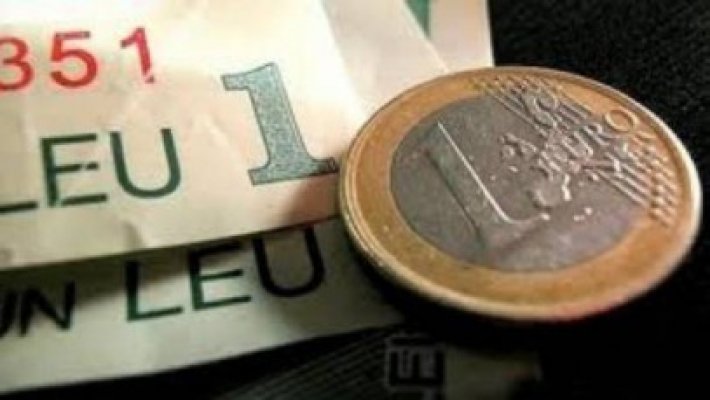 Leul s-a apreciat în raport cu euro dar şi cu dolarul