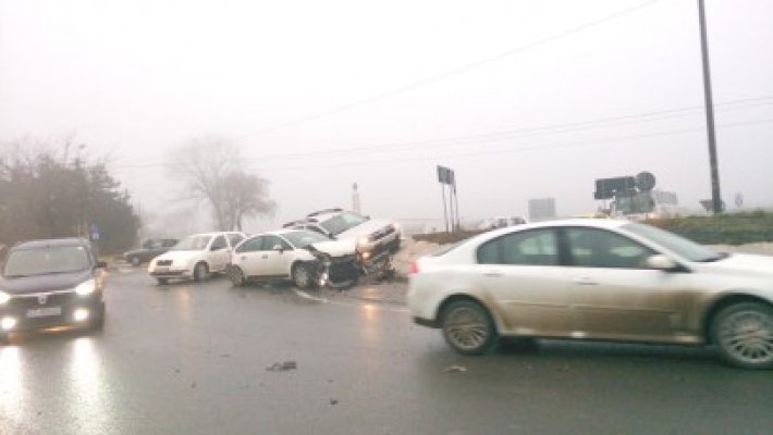 Accident cu trei autoturisme, în sensul giratoriu de la Cumpăna