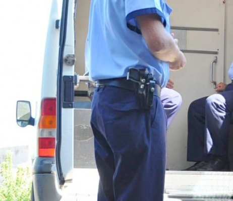 Poliţist atacat şi rănit cu toporul de un tânăr. Agresorul, oprit după ce a fost împuşcat în picior