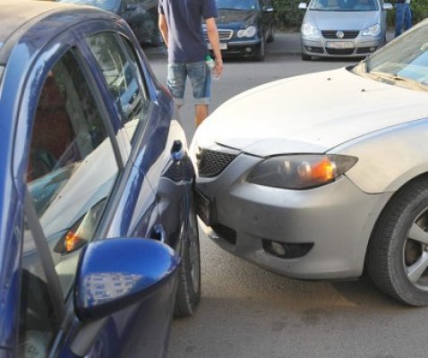 Tamponare între două autovehicule, la Cogealac