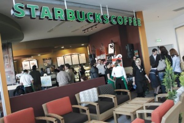 Starbucks, obligată să plătească despăgubiri uriașe unui curier care s-a opărit cu cafea