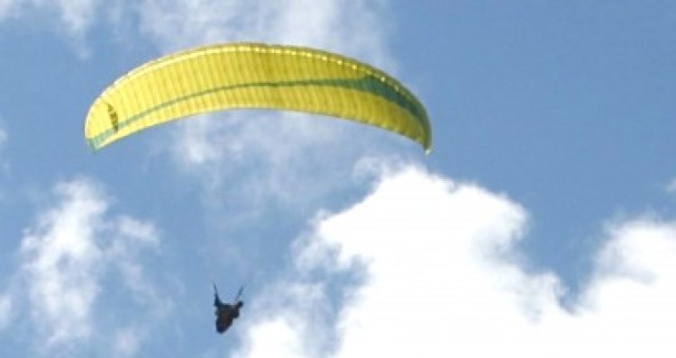 Un bărbat a fost rănit după ce a căzut cu parapanta