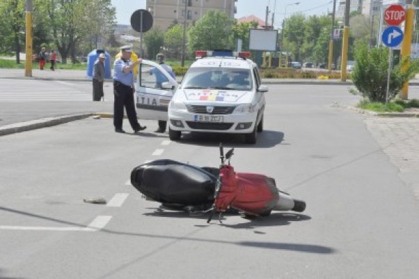 Accident rutier pe bulevardul Mamaia Nord! Conducătorul unui moped a lovit o autospecială de poliție staționată 
